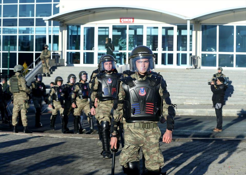 <p>Mahkeme Başkanı Fikret Demir, ilk iki gün sanıkların savunmalarını alacağını, üçüncü gün tanıkların dinlenileceğini, dördüncü gün ise taleplerin alınacağını söyledi.</p>
<p> </p>