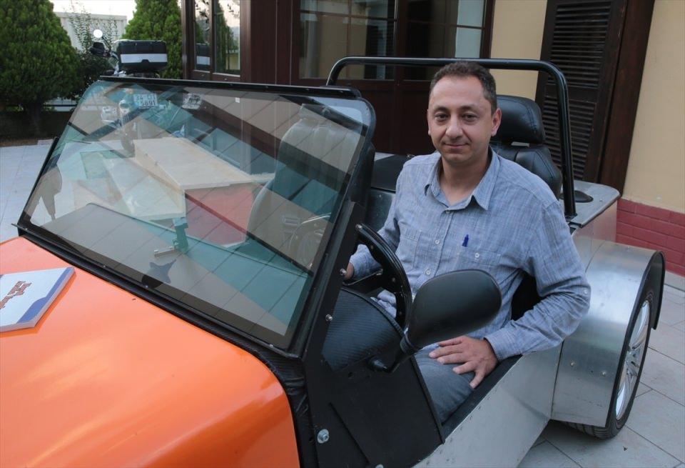 <p> Kocaeli'de, televizyonda izlediği belgeselden etkilenerek otomobil yapmaya karar veren endüstri mühendisi Ekrem Örs, çoğunluğunu kendi tasarladığı parçaları kullanarak binek araç üretiyor. </p>

