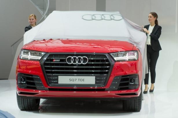 <p>12 farklı renk seçeneği sunan Audi SQ7 TDI'ın iç mekanında 12,3 inçlik ekran göze çarpıyor.</p>