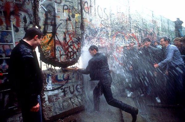 <p>Berlin Duvarı yıkılırken (1989)</p>
