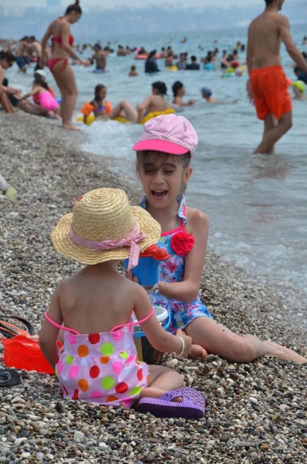 <p>Türkiye'de yabancı turistin en çok rağbet gösterdiği merkez olan kentte, yine birçok ilden tatile gelen yerli turistlerle birlikte kent <br />
halkının da sahillere ve su parklarına akın etmesi bekleniyor.</p>
