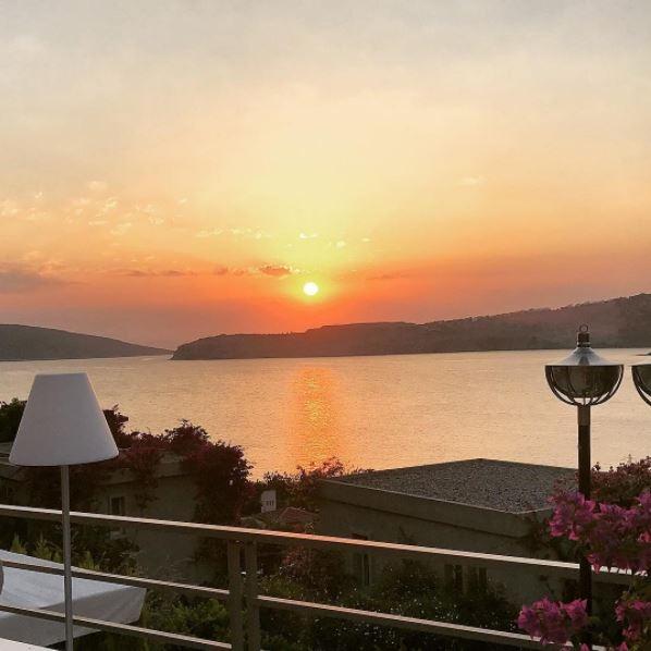 <p><strong>Hande Acar</strong></p>

<p>Korkunç bir gece geçirdik. Hala dışardayız. Hangi çocuğumu taşıyacağımı bilemediğim, korkudan dizlerimin titrediği bitmek bilmeyen saniyeler, dakikalardı... Üçününde korkudan çaresizce ağlaması ve üstüne sabaha kadar bitmeyen artçılar. Allh'ım sen bizi, evlatlarımızı koru Yarabbim. Biz sana teslim, biz sana emanet. Dua ile. Yeni doğan güneş güzel bir gün getir bizlere. </p>
