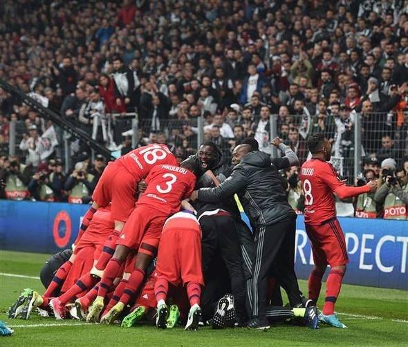 <p>Lyon'un kaptanı Gonalons takımının son penaltısını kullandı. Adeta Beşiktaş için ölüm vuruşu olan bu penaltı filelerle buluşunca Lyon büyük bir sevinç yaşarken Beşiktaşlı futbolcu ve taraftarlar adeta yıkıldı</p>