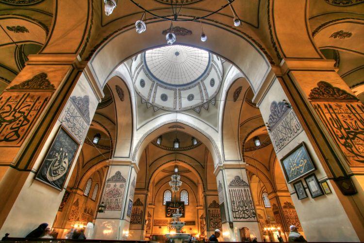 <p>4 - Ulu Cami / Bursa Şehrin simgesel bir yapısı haline gelen Ulu Cami, Bursa'nın şehir merkezinde olup I. Bayezid tarafından 1396-1400 yılları arasında yaptırılmıştır. Bu ihtişamlı cami Bursa kadar Türkiye'nin de en ünlü yapılarındandır.</p>