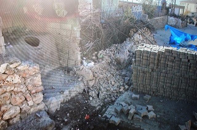 <p><strong>VARTO, DARGEÇİT, NUSAYBİN VE SİLVAN'DA TERÖRİSTLERE DARBE</strong><br />
<br />
Muş'un Varto ilçesinde 16 Ağustos'ta bir gün süreyle ilan edilen sokağa çıkma yasağı kapsamında düzenlenen operasyonda 6 terörist etkisiz hale getirildi, çok sayıda mühimmat ele geçirildi. 17 Eylül'de de PKK'nın sözde şehitlik olarak adlandırdığı bölgeye hava destekli başlatılan operasyonun ardından etkisiz hale getirilen terörist sayısı 4 oldu.</p>