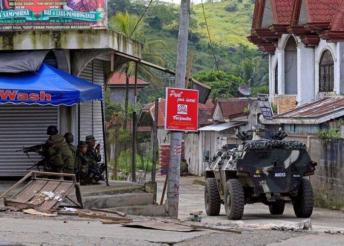 <p>Filipinler Ordusu helikopter ve ağır makineli tüfeklerle baskıyı artırırken, militanların elindeki bir köprü imha edildi.</p>
<p> </p>