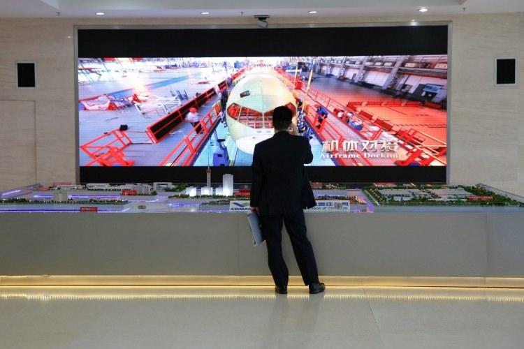 <p>Çift motorlu geliştirilen menzili 4 bin 75 kilometre olan C919, 158 yolcu taşıma kapasitesine sahip.</p>
