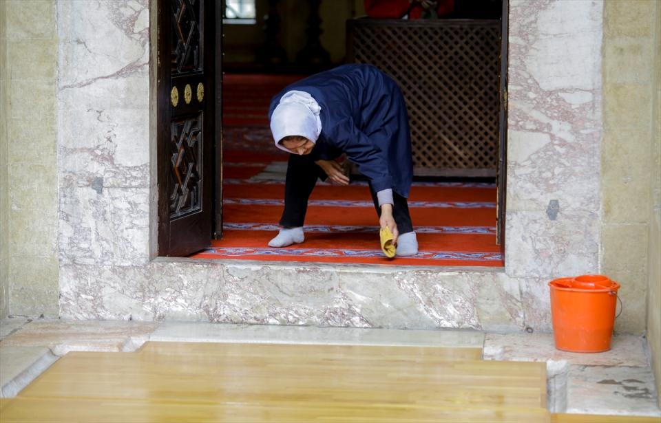 <p>Ramazan öncesinde şehirdeki camiler ve bahçeleri temizlenirken, pazar ve marketlerde de ramazan yoğunluğu yaşanıyor. Vatandaşlar özellikle hurma çeşitlerine yoğun ilgi gösterdi.</p>
<p> </p>