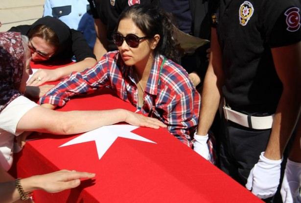 <p>Törende Gıda, Tarım ve Hayvancılık Bakanı Mehdi Eker'in konuşması sırasında sandalyede oturan şehit polisin Tayvanlı eşi Vu Yhuy Tuanvi Aydın yere diz çökerek Budist inancına göre dua etti.<br />
<br />
<a href="http://video.haber7.com/video-galeri/57421-sehit-polis-icin-diyarbakirda-toren" target="_blank"><span style="color:rgb(255, 215, 0)"><strong>VİDEOYU İZLEMEK İÇİN TIKLAYIN</strong></span></a></p>