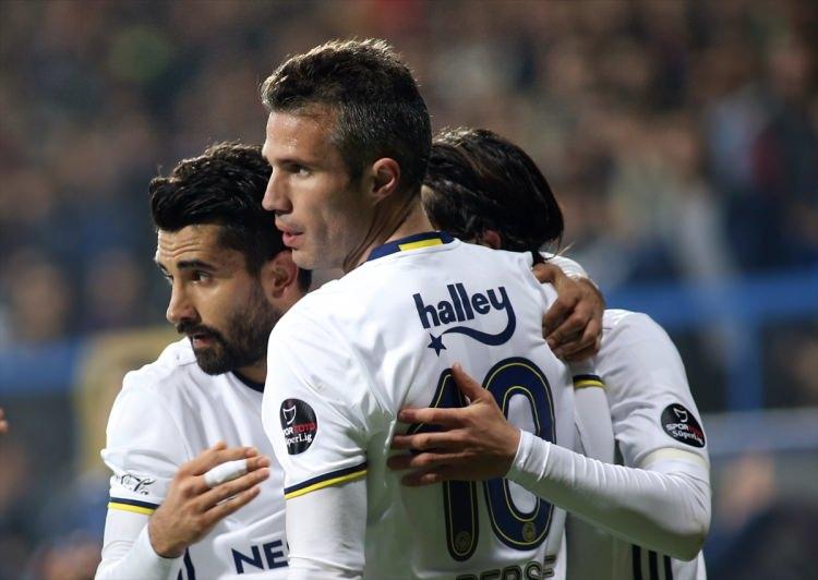 <p>Finansal Fair Play kriterleri kapsamında düzenlemeye giden Fenerbahçe ise, 5,5 milyon Euro bonservis ücreti ödeyip de aldığı van Persie'yi 2-3 milyon Euro'ya alıcı bulması halinde elden çıkarmanın yollarını arıyor. Hollandalı oyuncunun adı daha önce PSG, West Ham, Everton, Pusamania Borneo(Endonezya), Milan, Feyenoord ve Sao Paulo takımlarıyla beraber anıldı.</p>