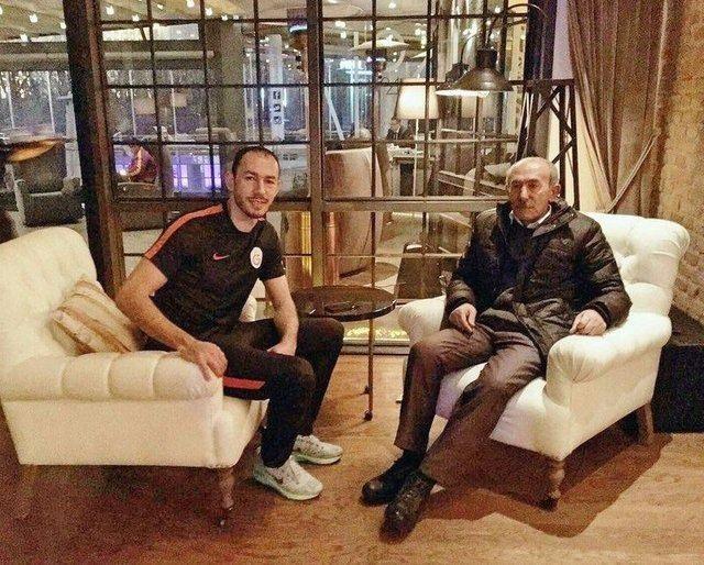 <p><strong>UMUT BULUT'UN BABASI DA SALDIRIDA YAŞAMINI YİTİRDİ</strong><br />
<br />
Umut Bulut'un babası Kemal Bulut da saldırıda yaşamını yitirdi. Galatasaray Kulübünden alınan bilgiye göre, sarı-kırmızılı takımın dün Spor Toto Süper Lig'de Gençlerbirliği'yle Ankara 19 Mayıs Stadı'nda oynadığı maç öncesi sarı-kırmızılı kafileyi kamp yaptığı otelde ziyaret eden ve daha sonra karşılaşmayı da tribünden takip eden Kemal Bulut, müsabakanın ardından meydana gelen terör saldırısında hayatını kaybetti.</p>
