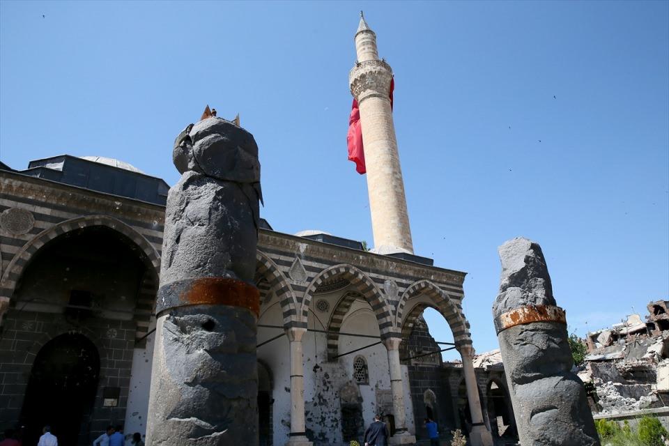 <p>Restorasyon kısa sürede <strong>başlayacak</strong></p>

<p>Diyarbakır Vakıflar Bölge Müdürü Metin Evsen, gazetecilere yaptığı açıklamada, Sur ilçesindeki terör saldırıları dolayısıyla kültür varlığı 9 cami ile 2 kilisede tahribat oluştuğunu, bu eserlerin yeniden hizmete açılması için çalışmalara en kısa sürede başlayacaklarını bildirdi. </p>
