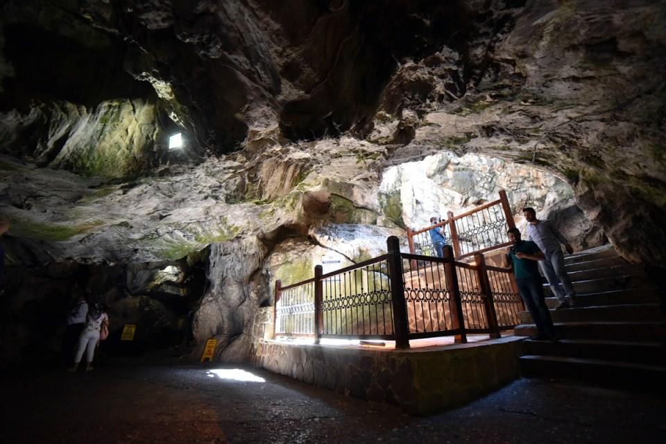 <p>Putlara tapmayı reddederek dönemin hükümdarından kaçıp sığındıkları mağarada 309 yıl uyudukları rivayet edilen 7 gencin hikayesinin geçtiği yer olduğuna inanılan Mersin'in Tarsus ilçesindeki Ashab-ı Kehf Mağarası, ramazan ayında ziyaretçilerin ilgisini çekiyor.</p>
