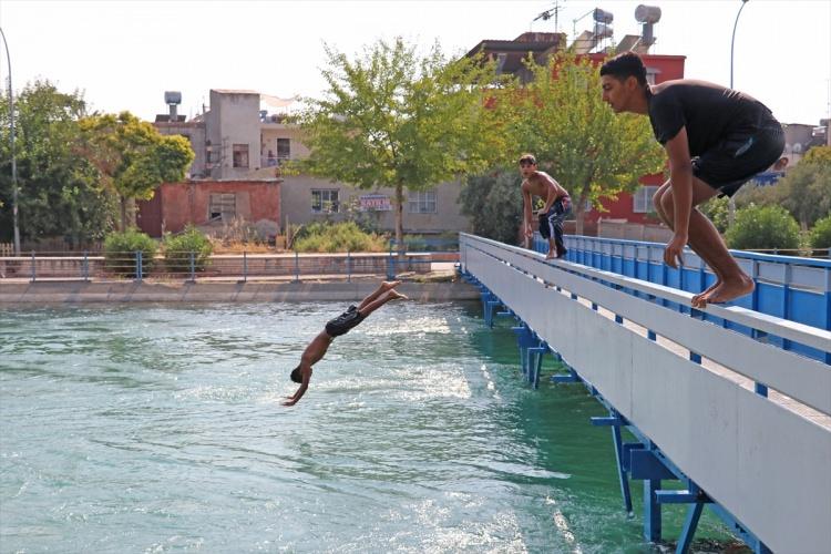 <p>Türkiye genelinde etkisini sürdüren sıcaklardan bunalanların serinlemek için girdikleri deniz, göl, baraj ve kanal gibi yerlerde son 78 günde 63'ü çocuk 174 kişi boğuldu.</p>