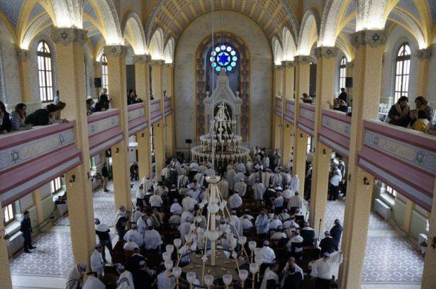 <div>Edirne'de, Vakıflar Genel Müdürlüğünce restore edilen Avrupa'nın 3. Türkiye'nin en büyük sinagogunda 46 yıl sonra ilk ibadet yapıldı.</div>

<div> </div>
