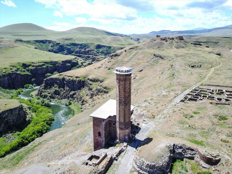<p>Kent merkezine 48 kilometre uzaklıktaki Arpaçay Vadisi yakınında bulunan Ani Örenyeri, 961-1045 yıllarında Pakraduni Hanedanlığı döneminde Ermeni hükümdarlara başkentlik yaptı. </p>
