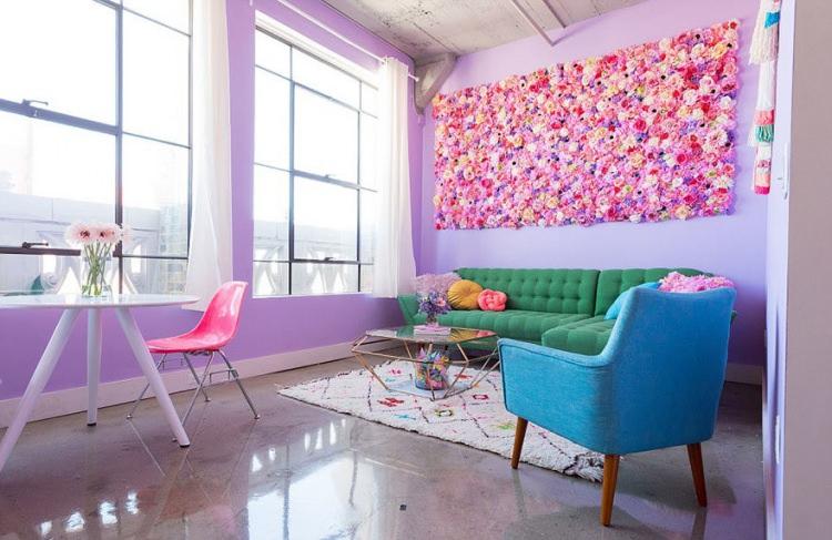 <p>Amina, lila duvarlardan Hello Kitty temalı mikrodalgaya kadar evinin her yeri rengarenk döşüyor.</p>
