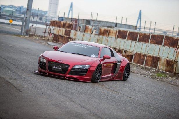 <p><span style="color:#FFFFFF">Liberty Walk firması, Audi R8'in bir önceki nesline yaptığı uygulamayla aracı daha kaslı hale getirdi.</span></p>