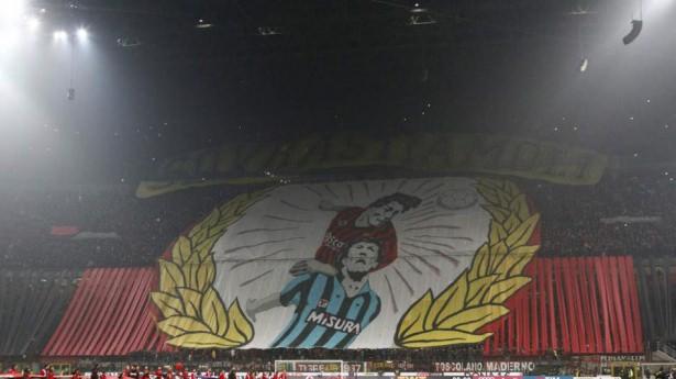 <p>Milan-Inter derbisi öncesi kırmızı siyahlı tribünlerin yaptığı koreografi...</p>