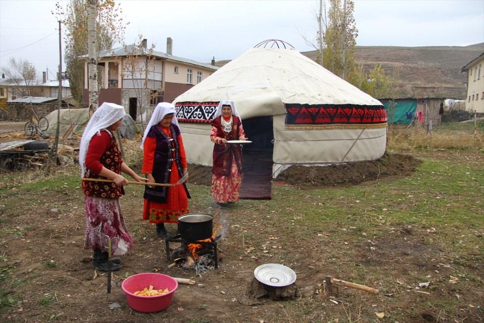 <p>Köydeki Kırgızlar, köy meydanında kurdukları oba ve evlerinde eksik etmedikleri, kılıç, yay, ok gibi aletlerle geleneklerine sahip çıkıyor. Kırgızlar, farklı yaşam tarzlarıyla dikkati çekiyor.</p>
