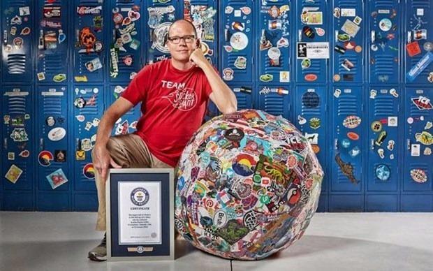 <p>Dünyanın etiketlerle yapılmış en büyük topu 105.52 kilo ile Amerikalı John Fischer tarafından yapıldı.</p>