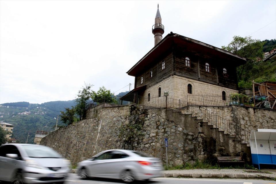 <p>Çaykara'da bulunan ve 1845 yılında yapılan Hacı Ömer Camisi ile 1861'de inşa edilen Taşkıran köyü camisi ve Dernekpazarı ilçesine bağlı Kondu köyündeki ahşap cami de yıllara meydan okuyor.</p>
<p> </p>
