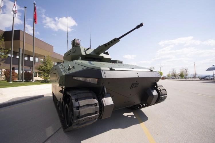 <p><strong>Sınıfının nadir araçlarından biri</strong></p>
<p>Amfibi özelliğine sahip sınıfındaki az sayıdaki araçlardan biri olarak dikkat çeken Kaplan, araç arkasında yer alan iki adet su itki sistemi sayesinde derin ve akıntılı sularda operasyon yapmaya izin veriyor.</p>