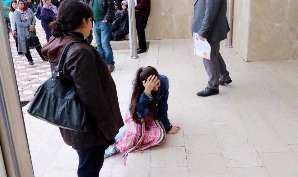 <p>Yozgat’ta 3 bin 170 öğrencinin katıldığı LYS-4 Sosyal Bilimler Sınavı, saat 10.00’da başladı. ÖSYM’nin 09.45 kuralı nedeniyle sınavın başlama saatinden 15 dakika önce adayların sınav binalarına alınma işlemleri tamamlandı ve binaların kapıları kapatıldı.</p>
