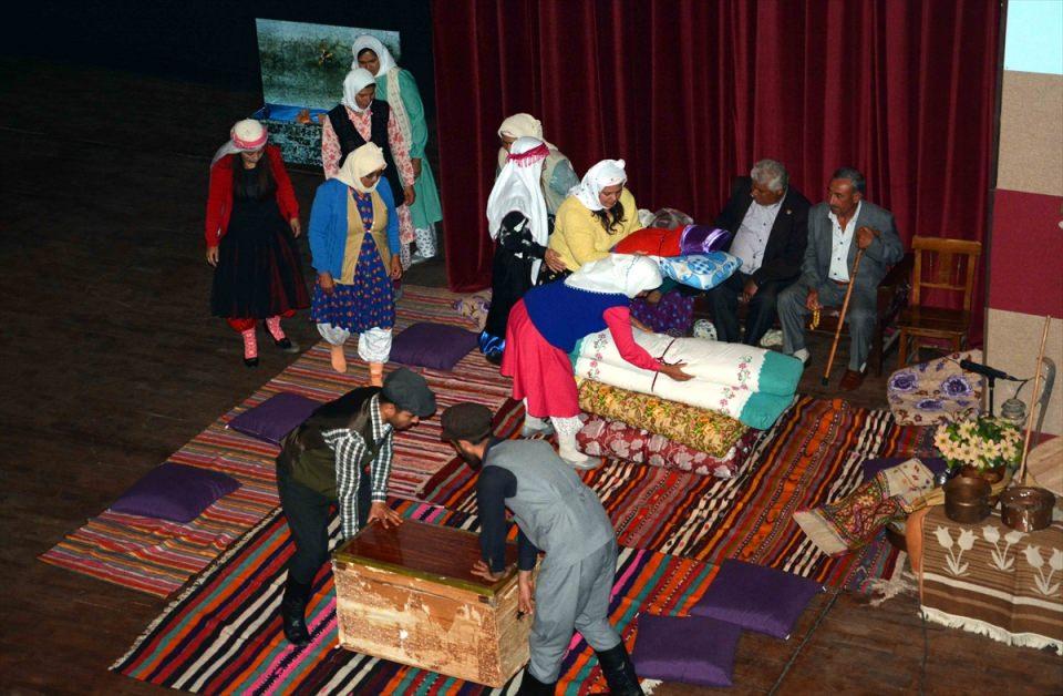<p>Oyundan ve kadınların performanslarından çok etkilendiğine işaret eden Koçak, "Kadınlarımız yeter ki istesin yapamayacağı hiçbir şey yok. Buradaki kadınlarımız da çok zeki ve çok akıllı. Erkeklerimiz de kadınlara destek verirse ortaya böyle güzel eserler çıkıyor." diye konuştu.</p>
<p> </p>