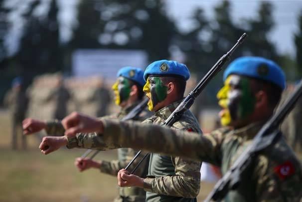 <p>Tören geçişinin ardından aileler, subay adayı çocuklarıyla bir araya  gelerek özlem giderdi.</p>
