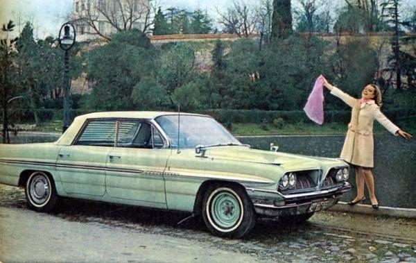 <p><strong>Filiz Akın, “34 FR 68” plakalı 1963 model Pontiac Bonville Catalina’sıyla birlikte…</strong></p>

<p>Yeşilçam’ın en güzel kadınlarından biri olan Filiz Akın, 1966 yılında bu arabayı tam 75.000 TL’ye satın almıştı.</p>
