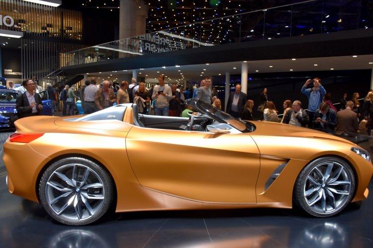 <p>Dünyanın en büyük otomobil fuarlarından olan ve bu yıl 67’ncisi düzenlenen Uluslararası Frankfurt Otomobil Fuarı (IAA) devam ediyor. 24 Eylül'de sona erecek fuarda, BMW Z4 modeli de tanıtıldı.</p>
<p> </p>