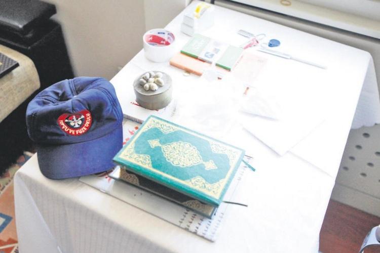 <p>Altunizade'deki binada çok sayıda odanın bulunduğu ortaya çıktı. Söz konusu odalardaki masanın birinde ise Ankara'daki Topçu ve Füze Okulu'na ait bir kep bulundu. Masada yer alan ve deniz kabuğundan yapılan kutu akıllarda soru işareti bıraktı. Çünkü FETÖ'nün kumpas yaptığı noktalardan biri Deniz Kuvvetleri'ydi...</p>
