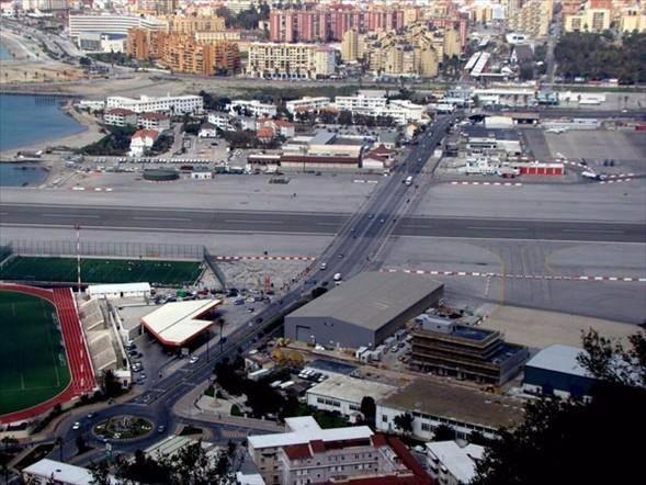 <p>Uçakların inişi ve kalkışı sırasında trafiğe kapatılan caddede (ve haliyle pistte) bugüne kadar herhangi bir kaza yaşanmamış olsa da yetkililer trafik ışıklarında yaşanacak arızaların doğrucağı tehlikeden çekiniyor.</p>
