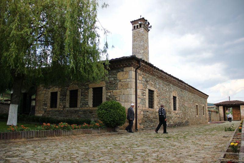 <p>Avlusunda, caminin yapımını sağlayan kardeşler Hurşide ve Mensure hanımların de türbelerinin bulunduğu Alaca Cami, 19. yüzyılda büyük bir tadilattan geçerek bugünkü görünümüne kavuştu.</p>
<p> </p>