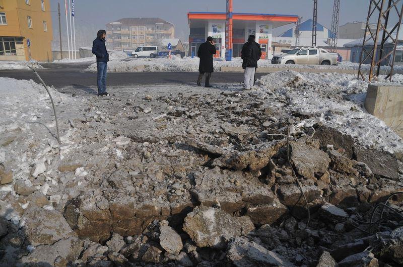 <p>Hakkari'nin Yüksekova İlçesi'nde, PKK'lı teröristlerce Şemdinli yolu üzerindeki bir menfeze yerleştirilen el yapımı patlayıcı, infilak ettirildi. </p>
<p> </p>