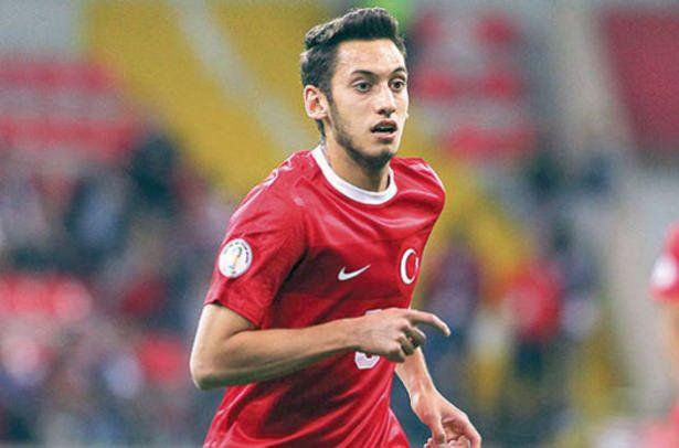 <p>Leverkusen ile gösterdiği performansla göz dolduran Hakan Çalhanoğlu da Türkiye Milli Takımı'nı seçti.</p>
