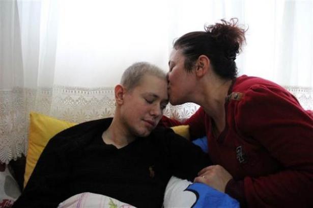 <p>Tedavi sürecinde birinci kemoterapi kısmını atlattık, ikinciye devam ediyoruz. Oğlum hastanede kaldığı sürede kan değerleri 900'ü gösteriyordu ve kemoterapiye devam edemiyorduk. 15 gün kan değerlerini yükseltemedik. Böyle bir derde düşüldüğü zaman ve özellikle de anneyseniz evlanız için çırpınıyorsunuz.</p>

<p> </p>
