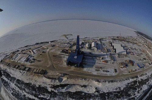 <p>Dünya üzerinde açılan en derin delik, Sakharin-1 kuyusudur ve 12.4 kilometre derinliğe inmiştir. Dünya'nın yüzeyinden merkezine olan uzaklık (yarıçapı) ise 6371 kilometredir.</p>

<p> </p>

