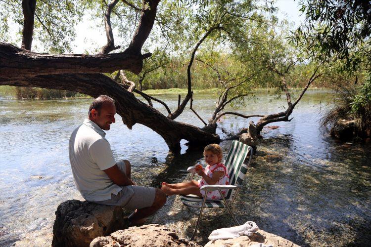 <p>Muğla’nın Ula ilçesine bağlı Akyaka Mahallesinde doğal bir akvaryum görünümündeki Kadın Azmağı Deresi, yerli ve yabancı turistlerin gözdesi haline geldi.</p>