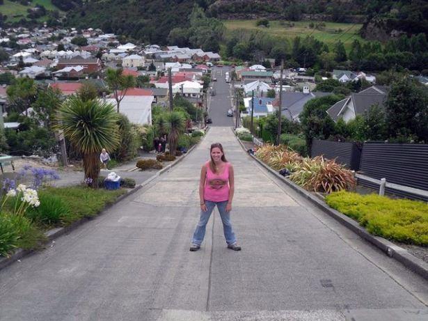 <p>Yeni Zelanda'da bulunan Baldwin Caddesi, dünyanın en dik caddelerinden biri. 350 metre uzunluğundaki cadde önce hafif bir eğimle başlıyor ve sonunda 19 derece eğime ulaşıyor. Bu da görenlere şaşırtan bir görüntü oluşturuyor. Ama durum sandıkları gibi değil...</p>

<p> </p>

