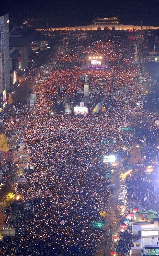 <p>Güney Kore'de Seul'de: Milyonlar Başkan Park Geun-hye'nin istifasını istiyor</p>
