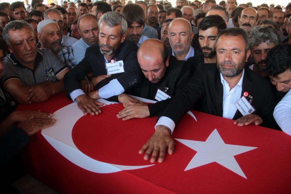 <p>Van'ın Çaldıran ilçesinin Tendürek Dağı bölgesinde şehit düşen Jandarma Uzman Onbaşı Süleyman Budak'ın cenazesi, memleketi Elazığ'da son yoluculuğuna uğurlandı. Şehidin naaşı İzzetpaşa Camisi'nde kılınan cenaze namazının ardından Salkaya köyüne bağlı Yılangeçiren mezrasında toprağa verildi. Şehit babası Veysel Budak (solda) ve kardeşleri tören boyunca büyük üzüntü yaşadı.</p>
