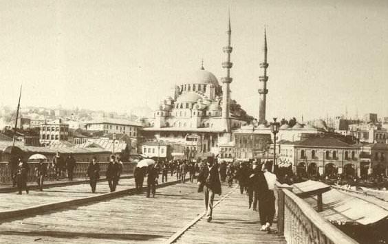<p><strong>Tarih</strong><br />
Dünyanın en eski şehirlerinden biri olan İstanbul'un tarihi taş devrine dayanıyor. Küçükçekmece Gölü yakınlarındaki Kumburgaz Mağarası'nda yapılan kazılarda insan kültürüne dair ilk izler bulunmuş. Kentsel tarihi MÖ. 7. yüzyıla dayanan İstanbul, Bizans'tan Osmanlı'ya; dünyanın en büyük imparatorluklarına neredeyse 1600 yıl boyunca başkentlik yapmıştır.</p>

<p> </p>
