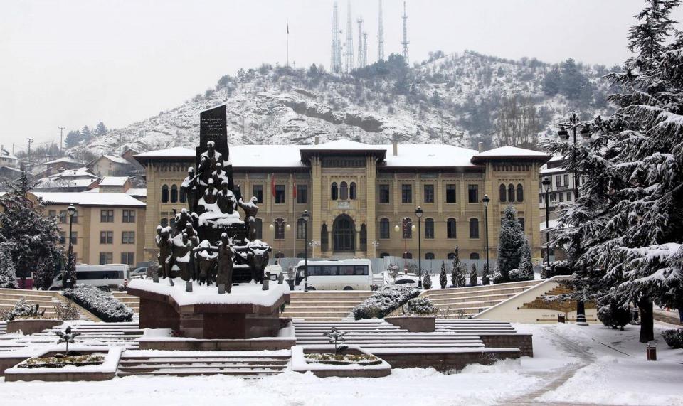 <p>Kastamonu'da etkili olan kar yağışı dolayısıyla kent merkezi beyaz örtüye büründü.</p>

<p> </p>
