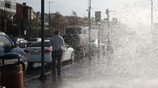 <p>İstanbul’ da dün başlayarak etkisini artıran lodos hayatı olumsuz etkiledi. </p>