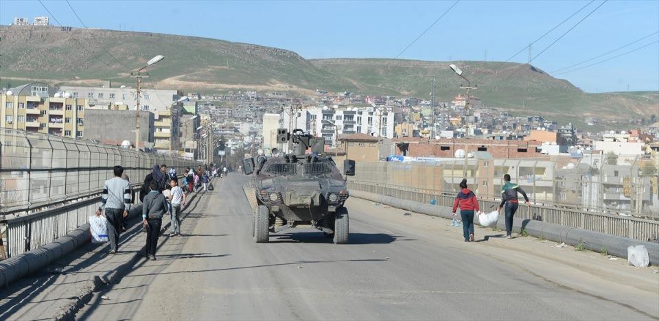 <p>78 gün aradan sonra sokağa çıkma yasağının kaldırıldığı Cizre'ye çok sayıda aile dönmeye başladı. İlçe girişinde oluşturulan arama noktalarında uzun araç kuyrukları oluşurken, polis ekipleri gelen vatandaşları kimlik kontrolünün ardından ilçeye girişine izin veriyor.</p>
<p> </p>