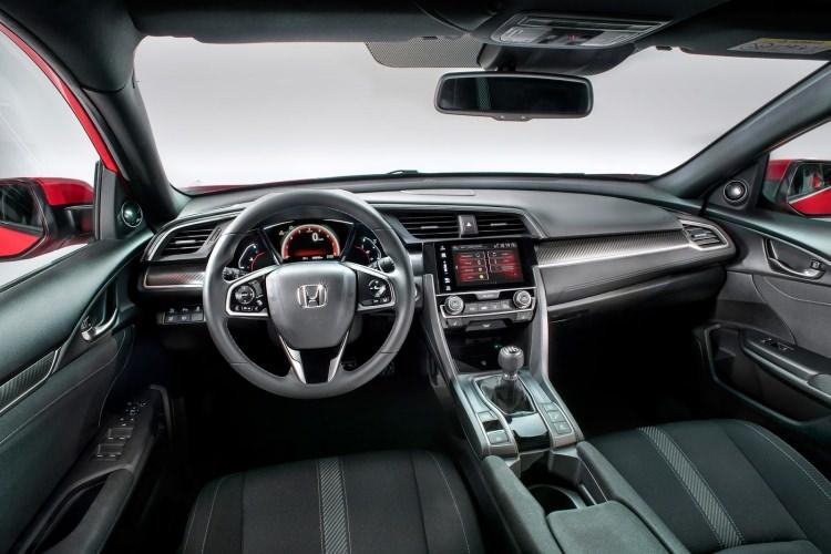 <p>Yeni Civic HB, geçirdiği operasyonun ardından daha kaslı ve daha aresif bir görünüm kazanmış.</p>
<p>Öte yandan küçük motor akımından da etkilenmiş. 1.6 lt ve 1.5 lt'lik motorlara ek olarak 1.0 litrelik seçeneğe de sahip.</p>