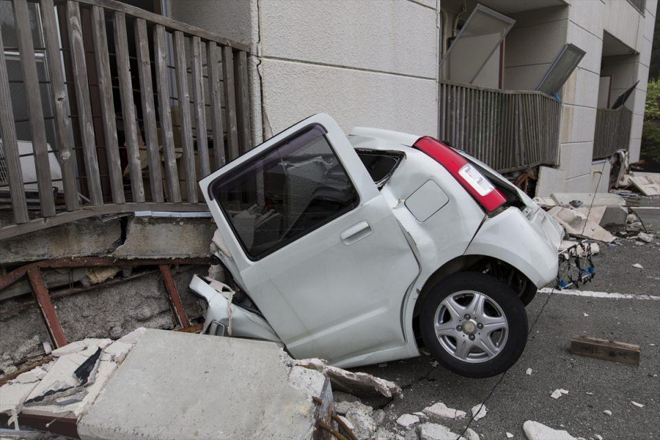 <p>Japonya'nın g&uuml;neybatısında perşembe g&uuml;n&uuml; 6,5 ve sonraki g&uuml;n 7,3 b&uuml;y&uuml;kl&uuml;ğ&uuml;nde meydana gelen depremlerde &ouml;lenlerin sayısı 42'ye y&uuml;kseldi.&nbsp;</p>
