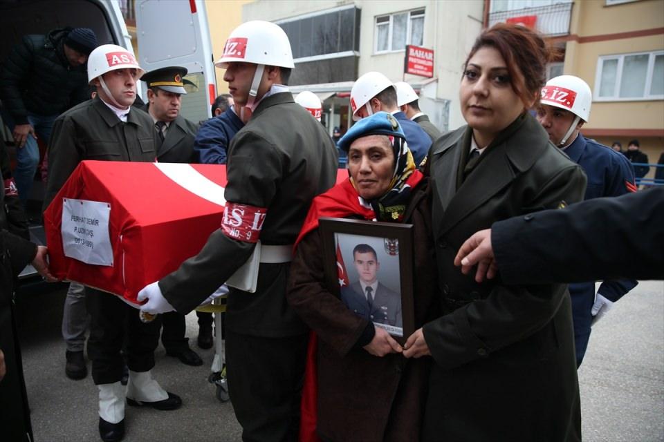 <p><strong>Piyade Uzman Çavuş Ferhat Demir - Bursa</strong><br />
<br />
Fırat Kalkanı Harekatı'nda şehit olan Piyade Uzman Çavuş Ferhat Demir, Bursa'da son yolculuğuna uğurlandı.</p>
